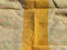 Carica l&#39;immagine nel visualizzatore di Gallery, Tessuto vecchio Indiano lavorato a patchwork, stampato e ricamato in cotone doppio strato double face. Pezzo unico, Molto Colorato e Decorativo, può essere impiegato come copridivano, copriletto o tessuto da appendere a parete. Dimensioni 138x145cm