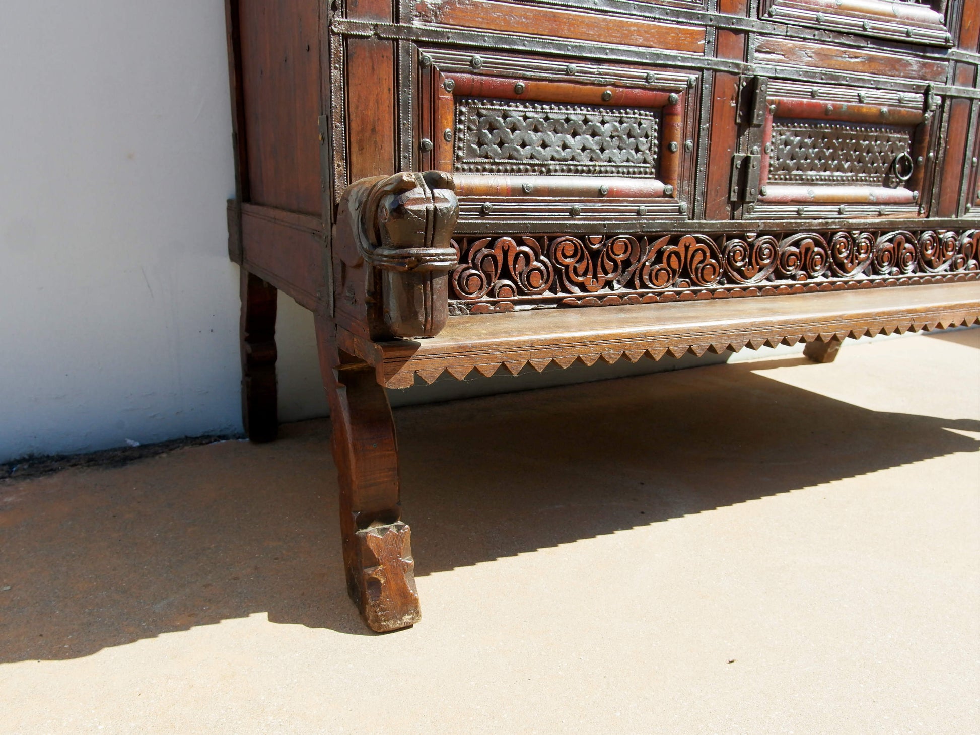 Damcja Indiana Tipica Credenza Del Nord Dell'India Con 2 Ante. Databile Primi '900, In Legno Di Teak, Perfettamente Autentica E Conservata. Autentica e unica nel suo genere , originale in ogni parte , nessun elemento è stato rifatto o sostituito . Mobile dispensa usato come mobile della sposa, era nelle haveli l'unico mobile della casa . Dimensioni 127x70xh116cm.