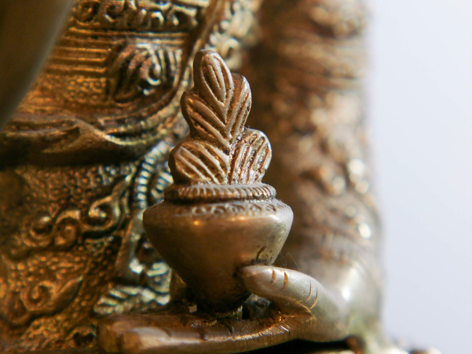 il Buddha è raffigurato con le gambe incrociate, i piedi posizionati allo stesso livello, con la pianta rivolta verso l’alto.