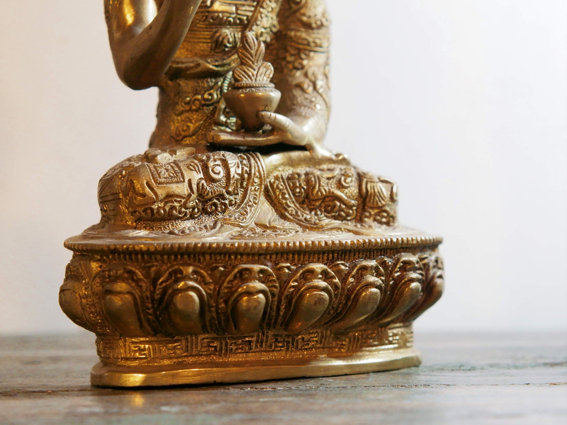 il Buddha è raffigurato con le gambe incrociate, i piedi posizionati allo stesso livello, con la pianta rivolta verso l’alto.