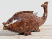 Carica l&#39;immagine nel visualizzatore di Gallery, vecchia scultura indiana dipinta e laccata raffigurante un pesce.  in legno di teak inciso . lavorata artigianalmente . pezzo unico .  facebook/ instagram/ etsy: etnikobycrosato  0039 3338778241  info@etniko.it