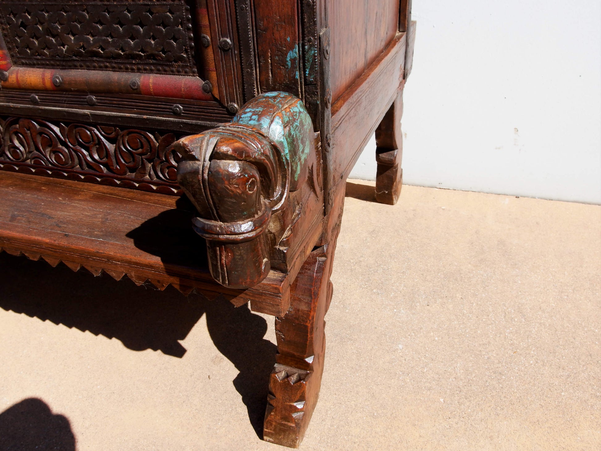 Damcja Indiana Tipica Credenza Del Nord Dell'India Con 2 Ante. Databile Primi '900, In Legno Di Teak, Perfettamente Autentica E Conservata. Autentica e unica nel suo genere , originale in ogni parte , nessun elemento è stato rifatto o sostituito . Mobile dispensa usato come mobile della sposa, era nelle haveli l'unico mobile della casa . Dimensioni 127x70xh116cm.