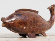 Carica l&#39;immagine nel visualizzatore di Gallery, vecchia scultura indiana dipinta e laccata raffigurante un pesce.  in legno di teak inciso . lavorata artigianalmente . pezzo unico .  facebook/ instagram/ etsy: etnikobycrosato  0039 3338778241  info@etniko.it