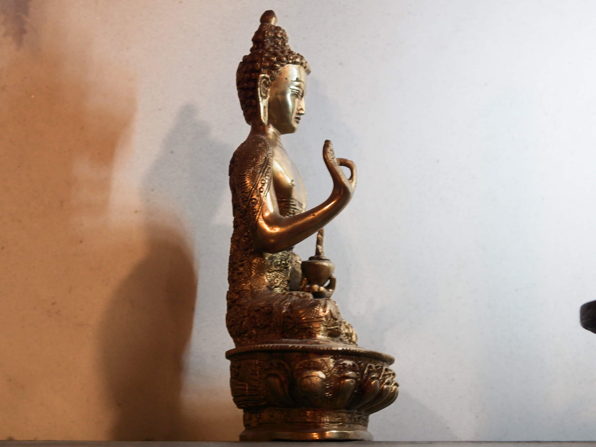 il Buddha è raffigurato con le gambe incrociate, i piedi posizionati allo stesso livello, con la pianta rivolta verso l’alto.