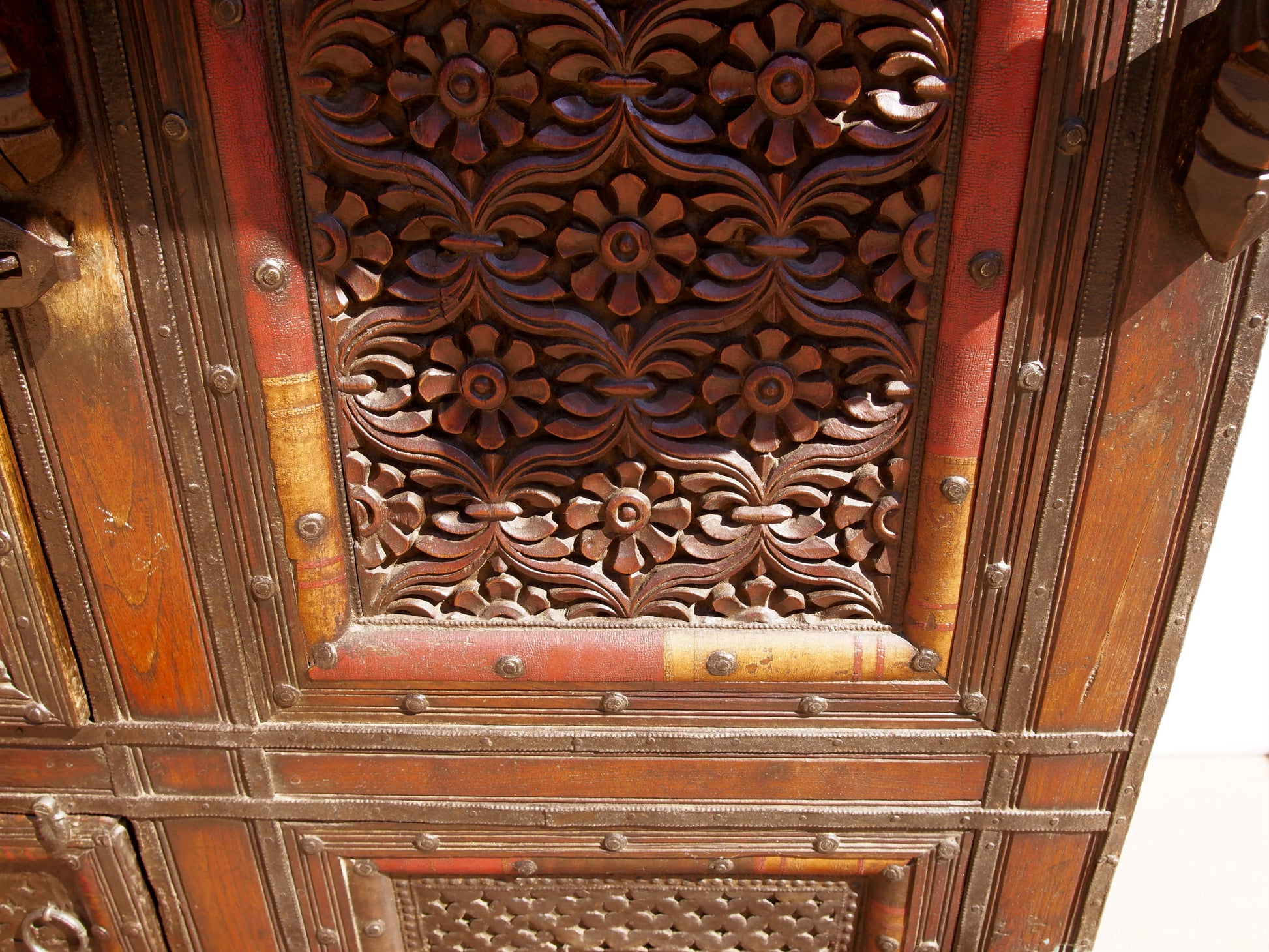 Damcja Indiana Tipica Credenza Del Nord Dell'India Con 2 Ante. Databile Primi '900, In Legno Di Teak, Perfettamente Autentica E Conservata. Autentica e unica nel suo genere , originale in ogni parte , nessun elemento è stato rifatto o sostituito . Mobile dispensa usato come mobile della sposa, era nelle haveli l'unico mobile della casa . Dimensioni 127x70xh116cm.