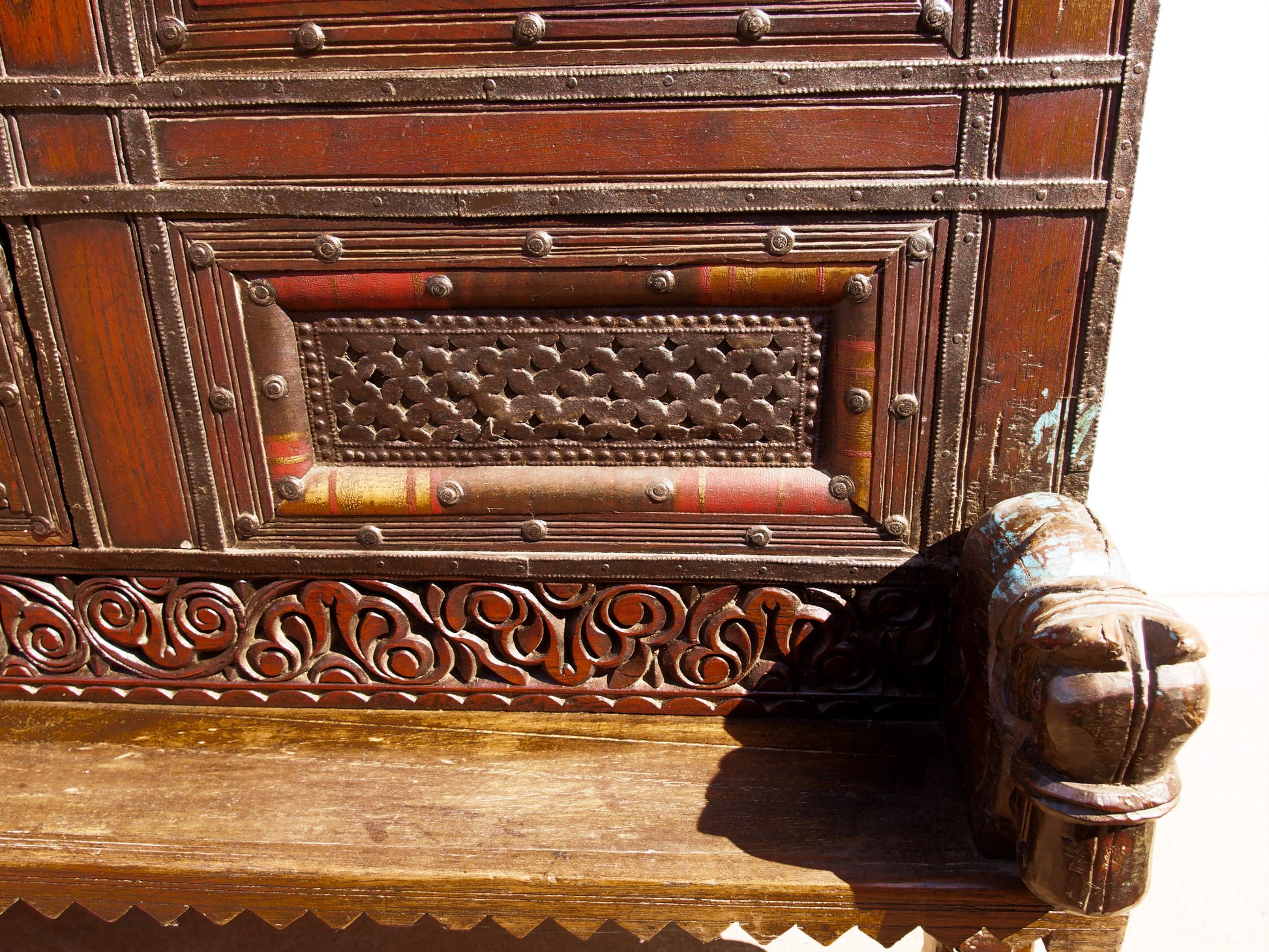 Damcja Indiana Tipica Credenza Del Nord Dell'India Con 2 Ante. Databile Primi '900, In Legno Di Teak, Perfettamente Autentica E Conservata. Autentica e unica nel suo genere , originale in ogni parte , nessun elemento è stato rifatto o sostituito . Mobile dispensa usato come mobile della sposa, era nelle haveli l'unico mobile della casa . Dimensioni 127x70xh116cm.