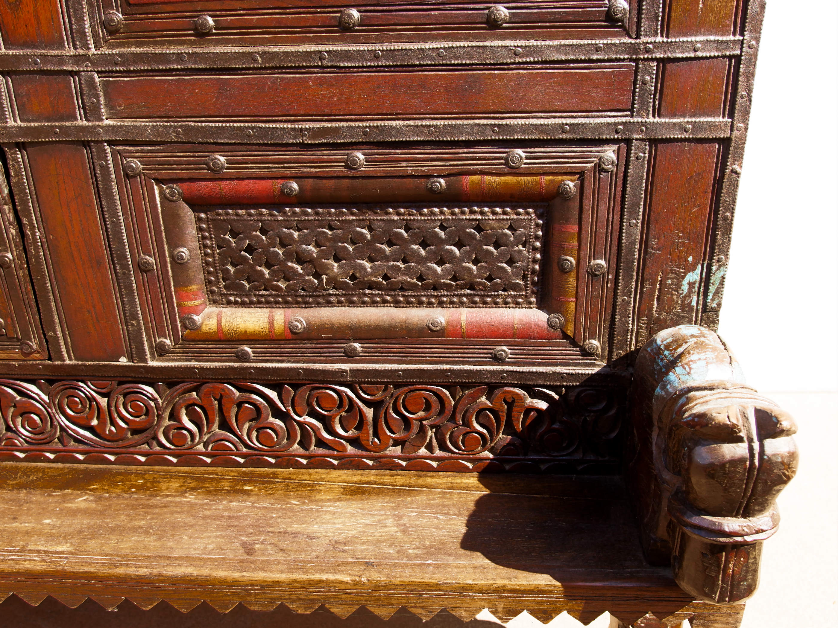 Damcja Indiana Tipica Credenza Del Nord Dell'India Con 2 Ante. Databile Primi '900, In Legno Di Teak, Perfettamente Autentica E Conservata. Autentica e unica nel suo genere , originale in ogni parte , nessun elemento è stato rifatto o sostituito . Mobile dispensa usato come mobile della sposa, era nelle haveli l'unico mobile della casa . Dimensioni 127x70xh116cm.