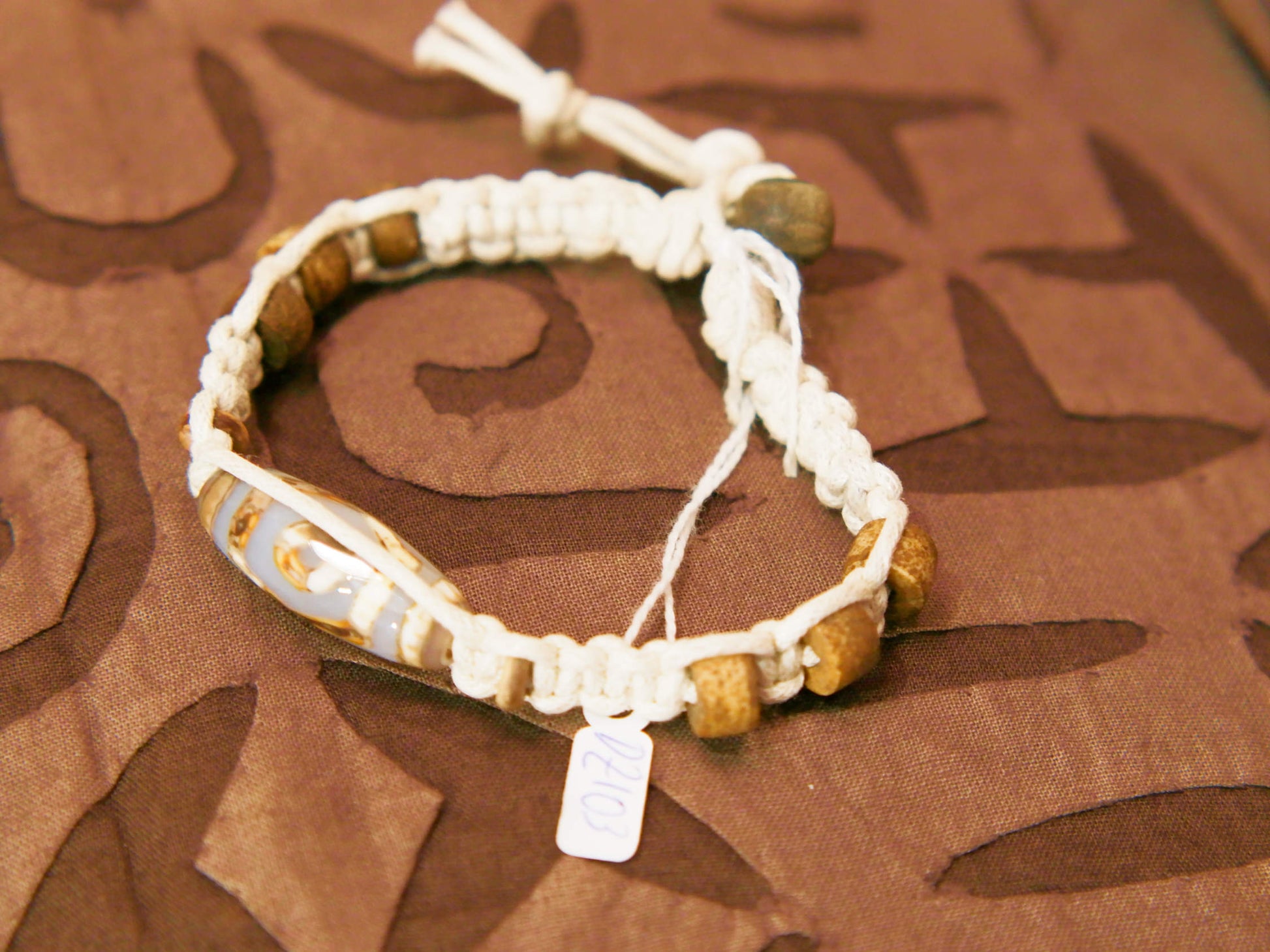bracciale intrecciato con dzi in agata , chiusura a bottone regolabile in misura.  lunghezza totale 24 cm  dimensioni dzi 3x1 cm La nostra collezione di Dzi è composta da pezzi antichi e pezzi di più recente realizzazione, tutti comunque provenienti dal Tibet e realizzati secondo le antiche tradizioni.La pietra di base è sempre un’agata che viene incisa con simboli circolari, ovali, quadrati o a strisce che vanno a formare i così detti “occhi”.