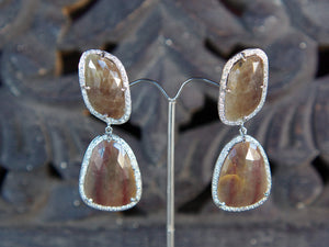 orecchino in calcedonio brown e zirconi  montato in argento lavorato artiginalmente   lunghezza 6 cm  solo pietra superiore 2,5 x 1,8 cm  pietra inferiore 3 x 2 ,3 c m