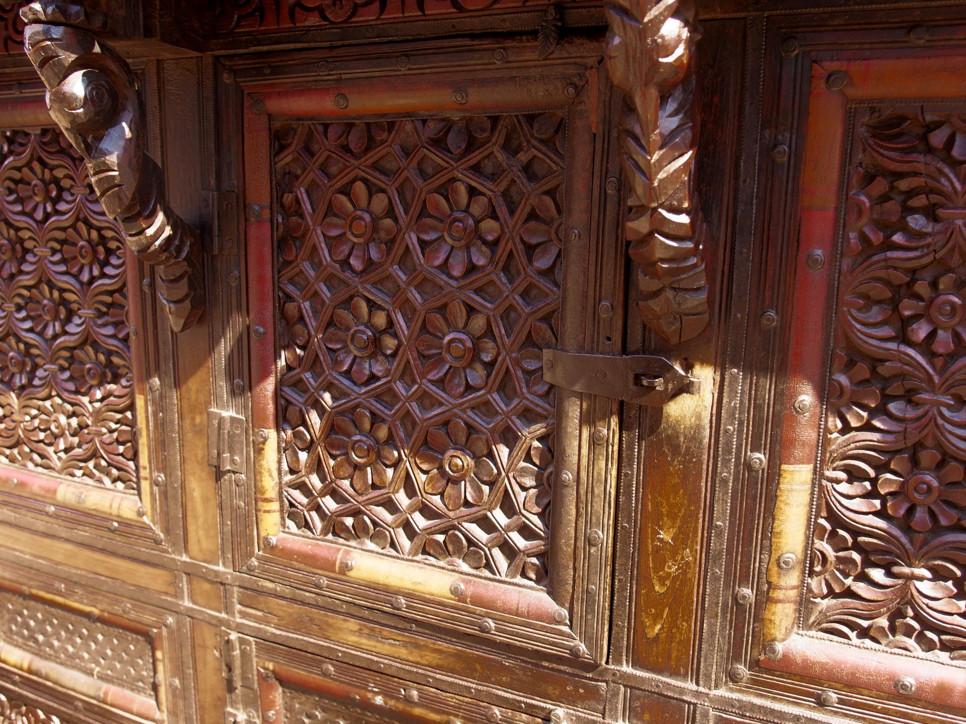 Damcja Indiana Tipica Credenza Del Nord Dell'India Con 2 Ante. Databile Primi '900, In Legno Di Teak, Perfettamente Autentica E Conservata. Autentica e unica nel suo genere , originale in ogni parte , nessun elemento è stato rifatto o sostituito . Mobile dispensa usato come mobile della sposa, era nelle haveli l'unico mobile della casa . Dimensioni 127x70xh116cm.