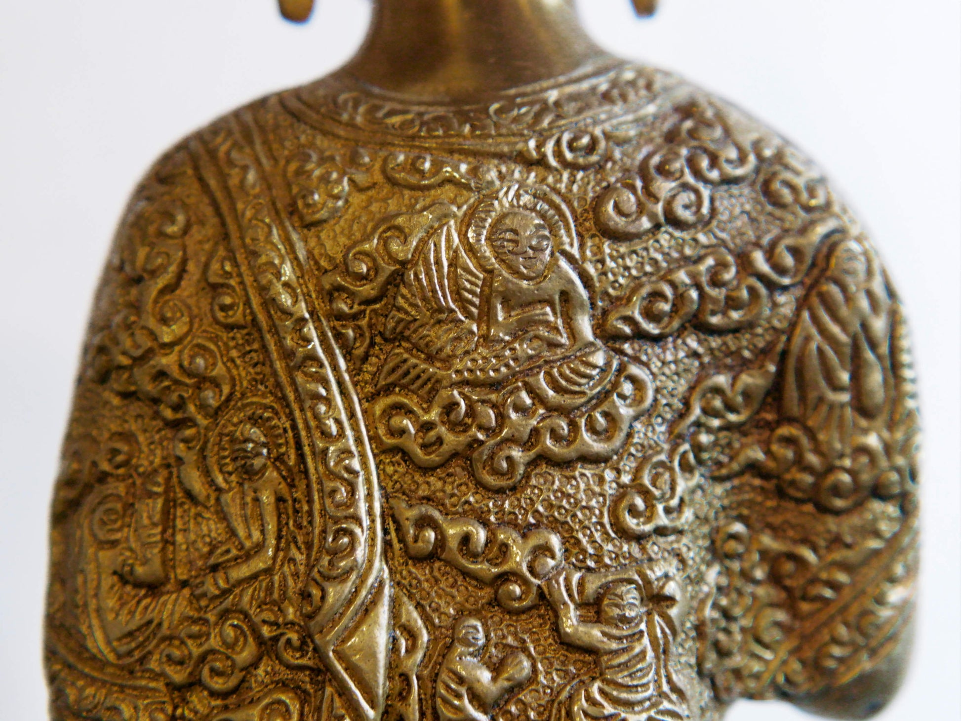 il Buddha è raffigurato con le gambe incrociate, i piedi posizionati allo stesso livello, con la pianta rivolta verso l’alto.