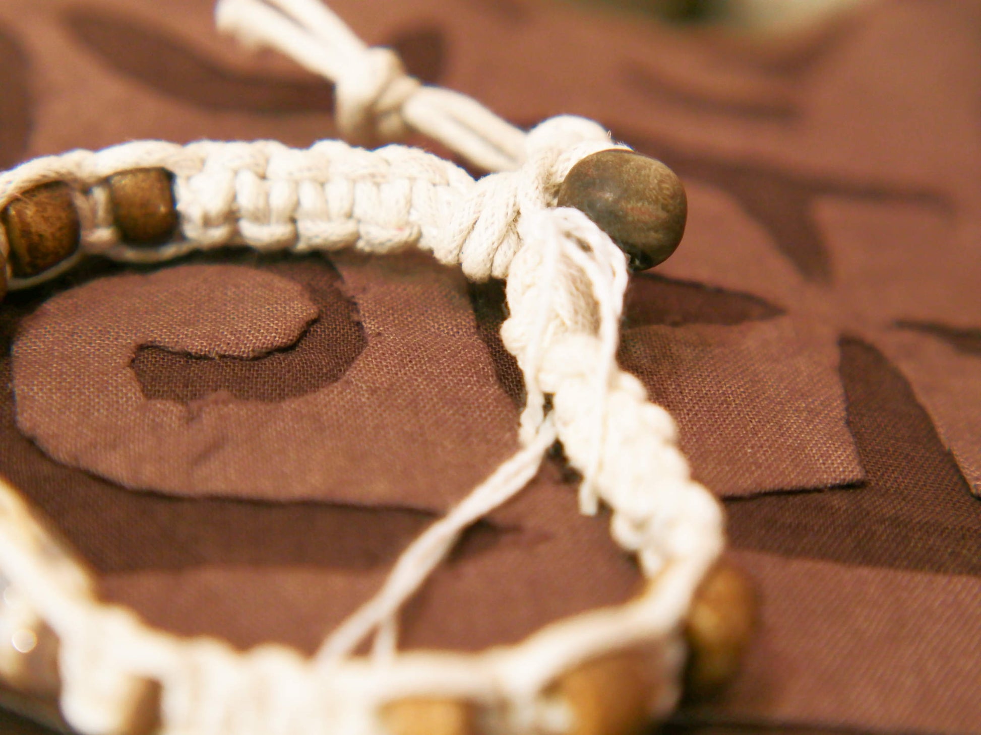 bracciale intrecciato con dzi in agata , chiusura a bottone regolabile in misura.  lunghezza totale 24 cm  dimensioni dzi 3x1 cm La nostra collezione di Dzi è composta da pezzi antichi e pezzi di più recente realizzazione, tutti comunque provenienti dal Tibet e realizzati secondo le antiche tradizioni.La pietra di base è sempre un’agata che viene incisa con simboli circolari, ovali, quadrati o a strisce che vanno a formare i così detti “occhi”.