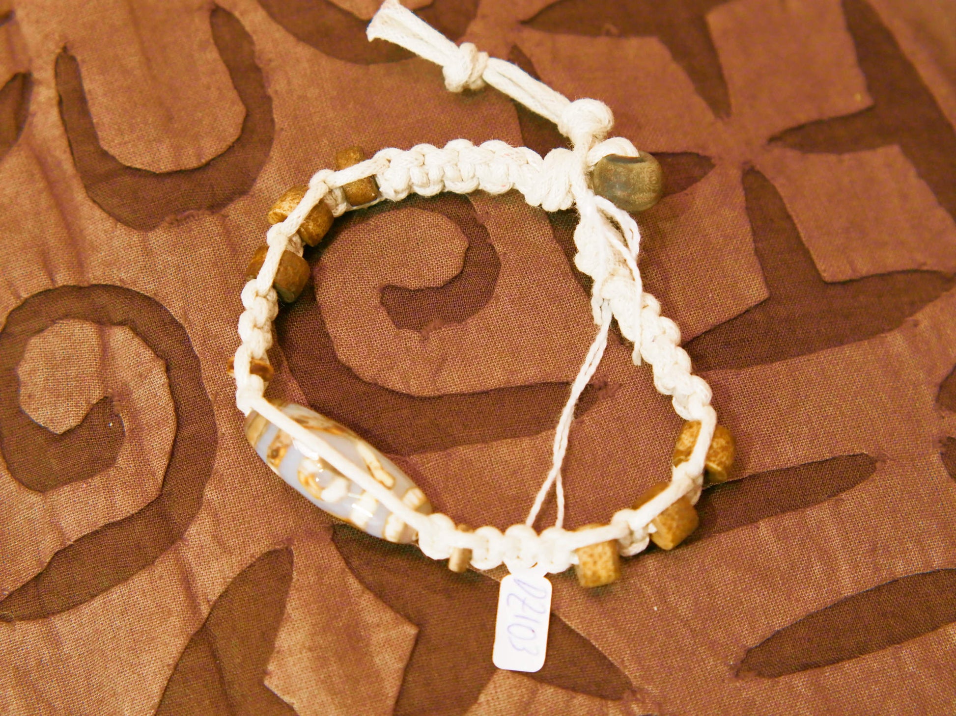 bracciale intrecciato con dzi in agata , chiusura a bottone regolabile in misura.  lunghezza totale 24 cm  dimensioni dzi 3x1 cm La nostra collezione di Dzi è composta da pezzi antichi e pezzi di più recente realizzazione, tutti comunque provenienti dal Tibet e realizzati secondo le antiche tradizioni.La pietra di base è sempre un’agata che viene incisa con simboli circolari, ovali, quadrati o a strisce che vanno a formare i così detti “occhi”.