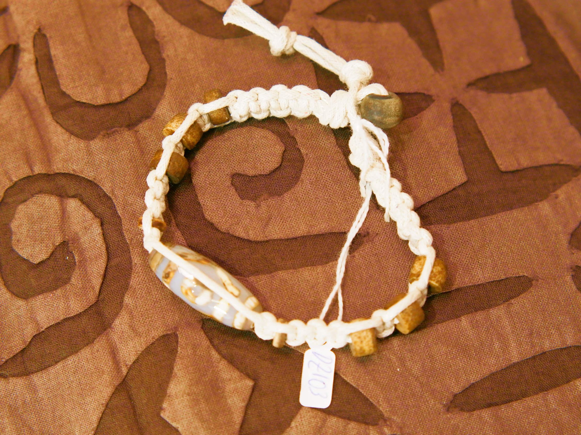bracciale intrecciato con dzi in agata , chiusura a bottone regolabile in misura.  lunghezza totale 24 cm  dimensioni dzi 3x1 cm La nostra collezione di Dzi è composta da pezzi antichi e pezzi di più recente realizzazione, tutti comunque provenienti dal Tibet e realizzati secondo le antiche tradizioni.La pietra di base è sempre un’agata che viene incisa con simboli circolari, ovali, quadrati o a strisce che vanno a formare i così detti “occhi”.