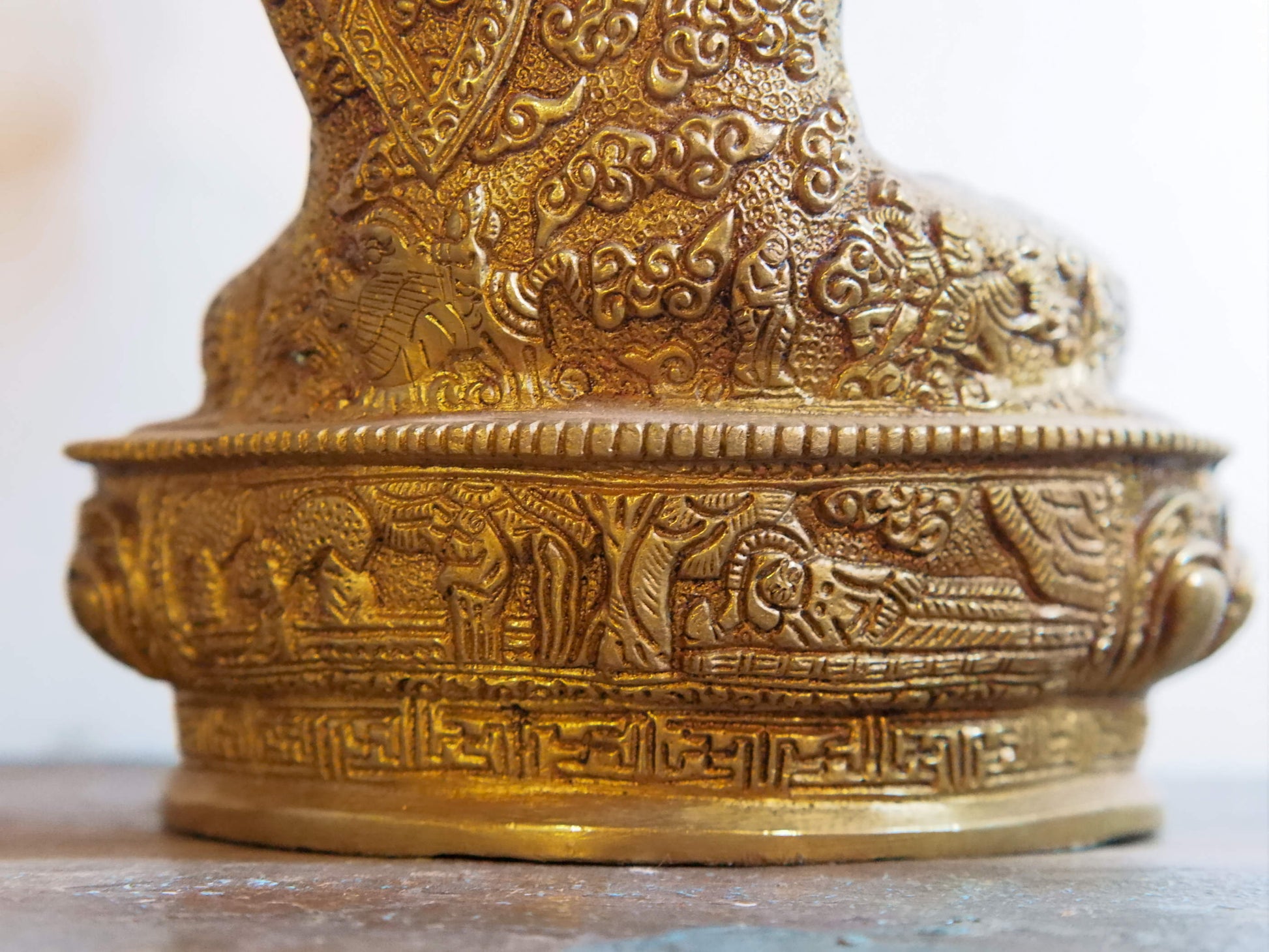 il Buddha è raffigurato con le gambe incrociate, i piedi posizionati allo stesso livello, con la pianta rivolta verso l’alto.