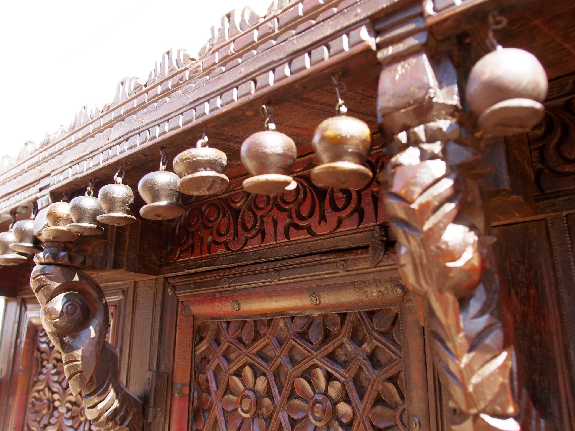 Damcja Indiana Tipica Credenza Del Nord Dell'India Con 2 Ante. Databile Primi '900, In Legno Di Teak, Perfettamente Autentica E Conservata. Autentica e unica nel suo genere , originale in ogni parte , nessun elemento è stato rifatto o sostituito . Mobile dispensa usato come mobile della sposa, era nelle haveli l'unico mobile della casa . Dimensioni 127x70xh116cm.