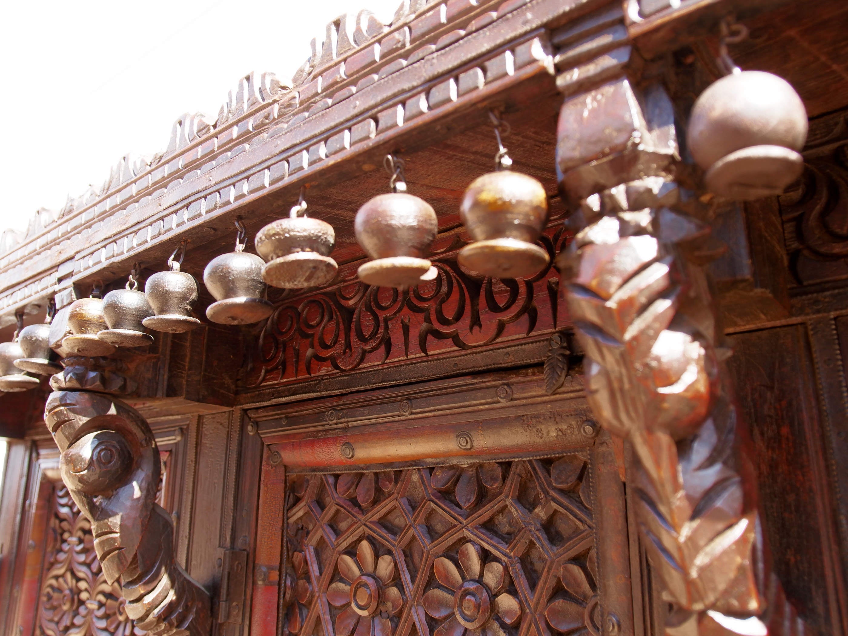 Damcja Indiana Tipica Credenza Del Nord Dell'India Con 2 Ante. Databile Primi '900, In Legno Di Teak, Perfettamente Autentica E Conservata. Autentica e unica nel suo genere , originale in ogni parte , nessun elemento è stato rifatto o sostituito . Mobile dispensa usato come mobile della sposa, era nelle haveli l'unico mobile della casa . Dimensioni 127x70xh116cm.