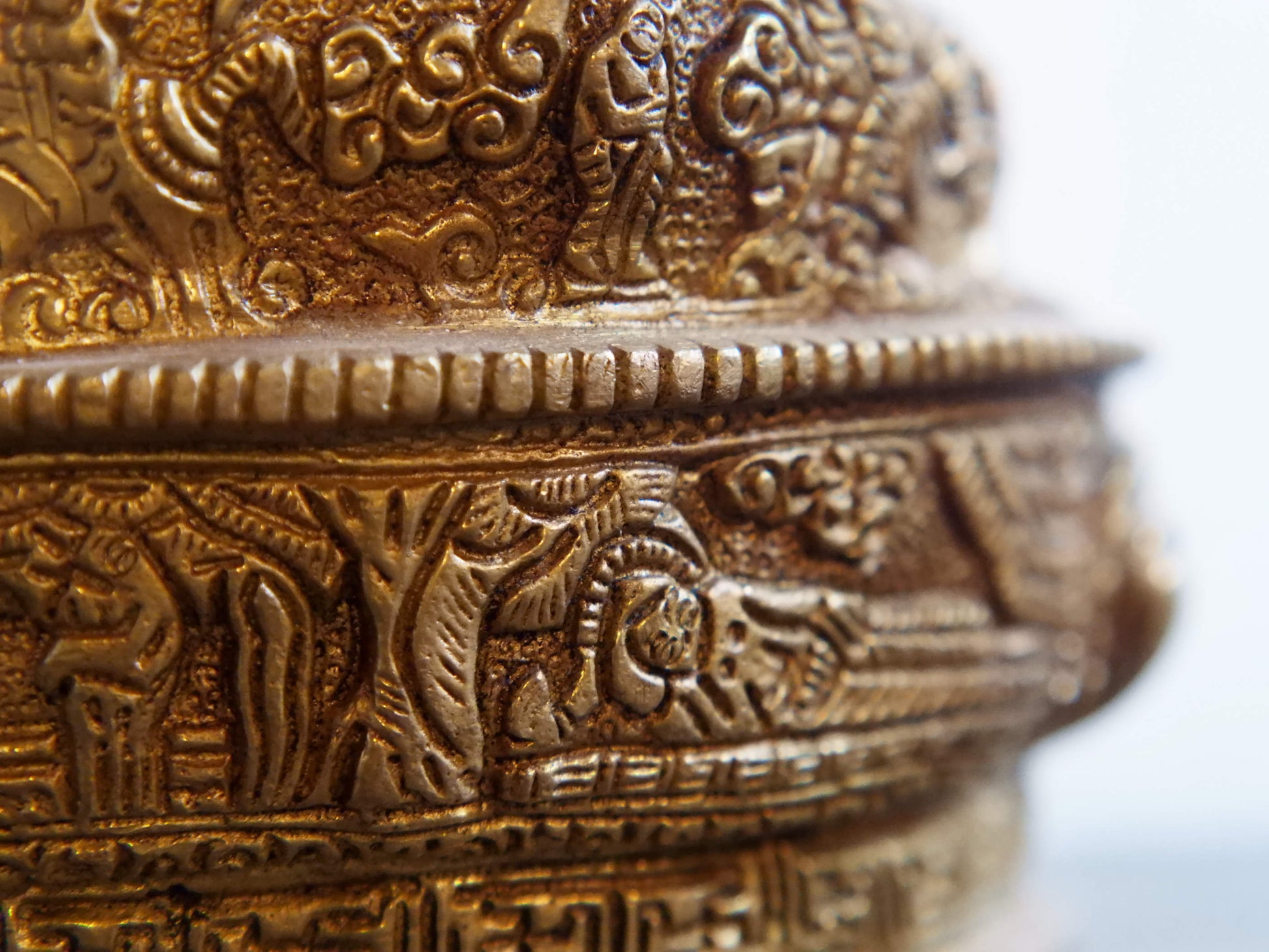 il Buddha è raffigurato con le gambe incrociate, i piedi posizionati allo stesso livello, con la pianta rivolta verso l’alto.
