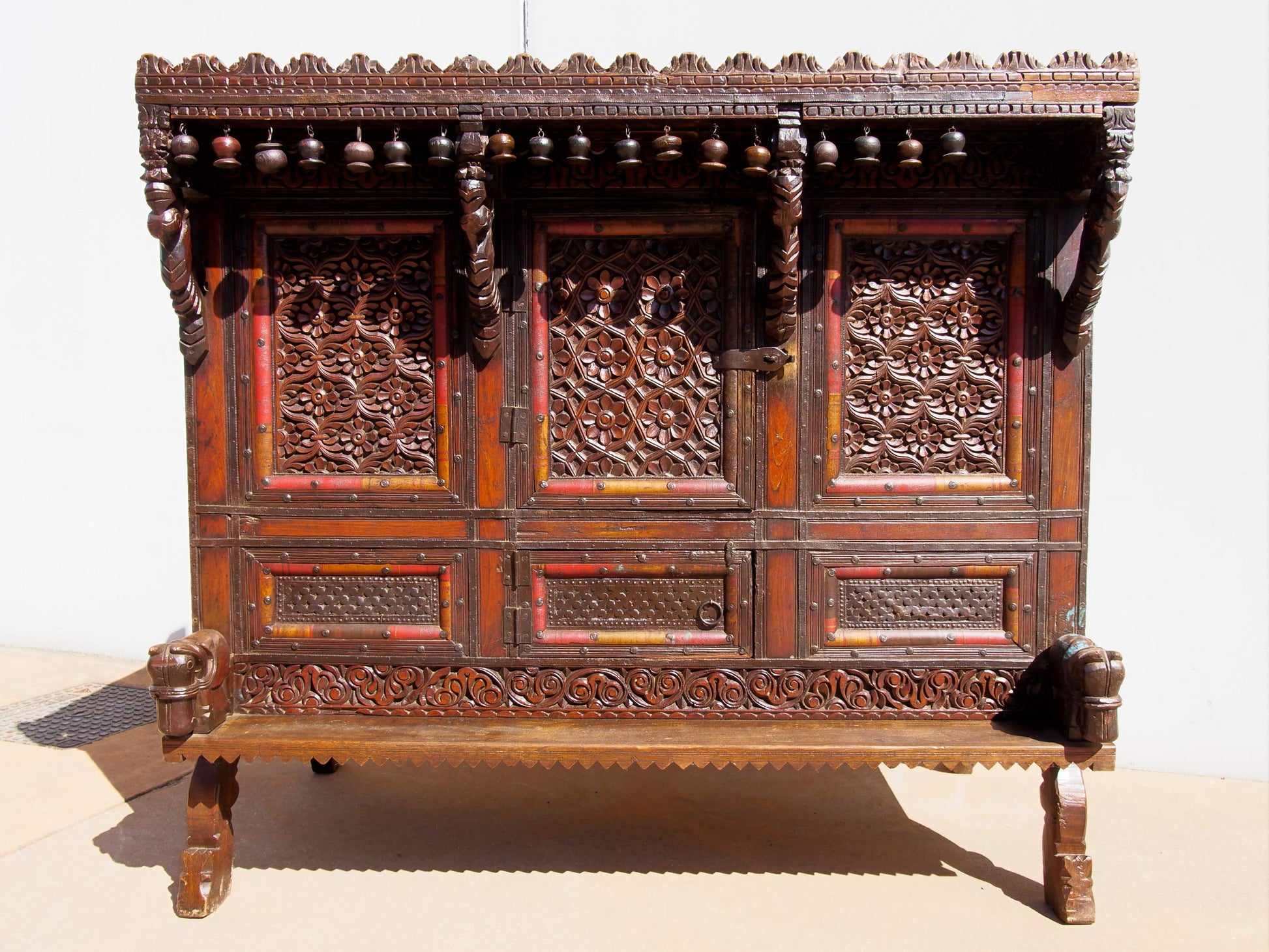 Damcja Indiana Tipica Credenza Del Nord Dell'India Con 2 Ante. Databile Primi '900, In Legno Di Teak, Perfettamente Autentica E Conservata. Autentica e unica nel suo genere , originale in ogni parte , nessun elemento è stato rifatto o sostituito . Mobile dispensa usato come mobile della sposa, era nelle haveli l'unico mobile della casa . Dimensioni 127x70xh116cm.
