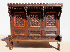 Damcja Indiana Tipica Credenza Del Nord Dell'India Con 2 Ante. Databile Primi '900, In Legno Di Teak, Perfettamente Autentica E Conservata. Autentica e unica nel suo genere , originale in ogni parte , nessun elemento è stato rifatto o sostituito . Mobile dispensa usato come mobile della sposa, era nelle haveli l'unico mobile della casa . Dimensioni 127x70xh116cm.