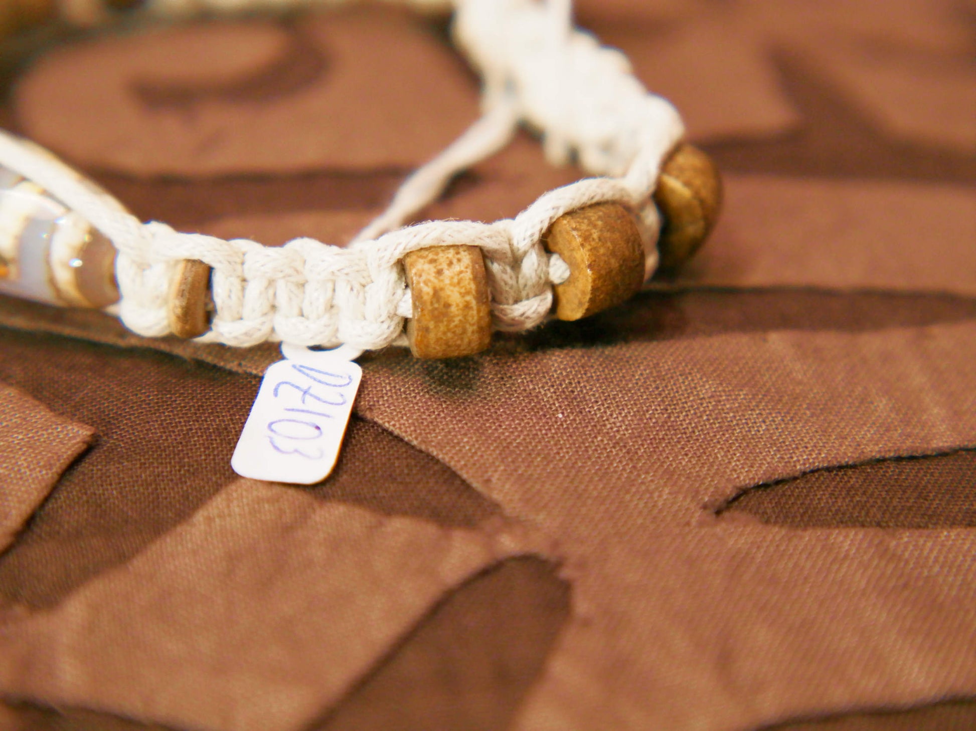 bracciale intrecciato con dzi in agata , chiusura a bottone regolabile in misura.  lunghezza totale 24 cm  dimensioni dzi 3x1 cm La nostra collezione di Dzi è composta da pezzi antichi e pezzi di più recente realizzazione, tutti comunque provenienti dal Tibet e realizzati secondo le antiche tradizioni.La pietra di base è sempre un’agata che viene incisa con simboli circolari, ovali, quadrati o a strisce che vanno a formare i così detti “occhi”.