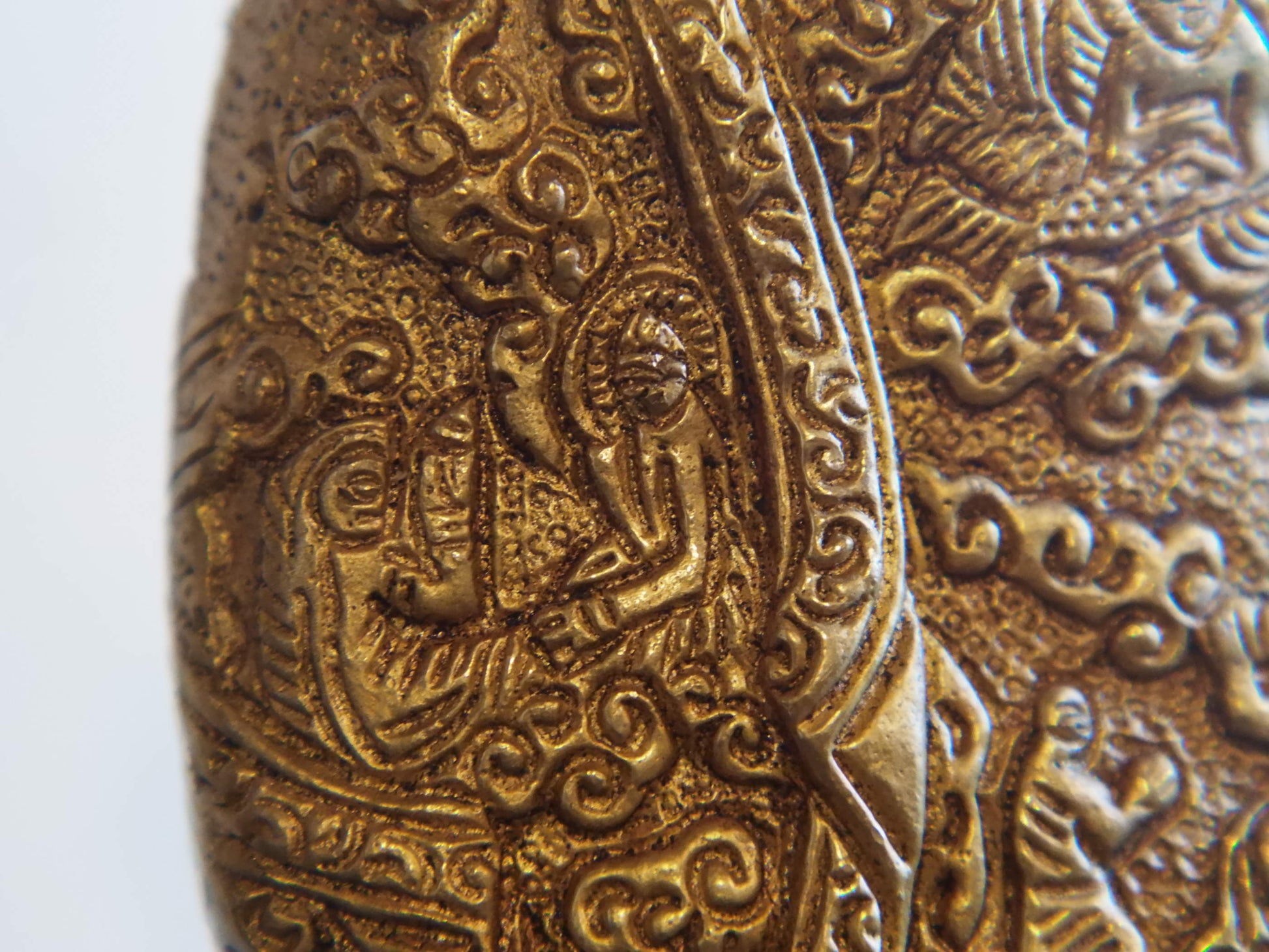 il Buddha è raffigurato con le gambe incrociate, i piedi posizionati allo stesso livello, con la pianta rivolta verso l’alto.