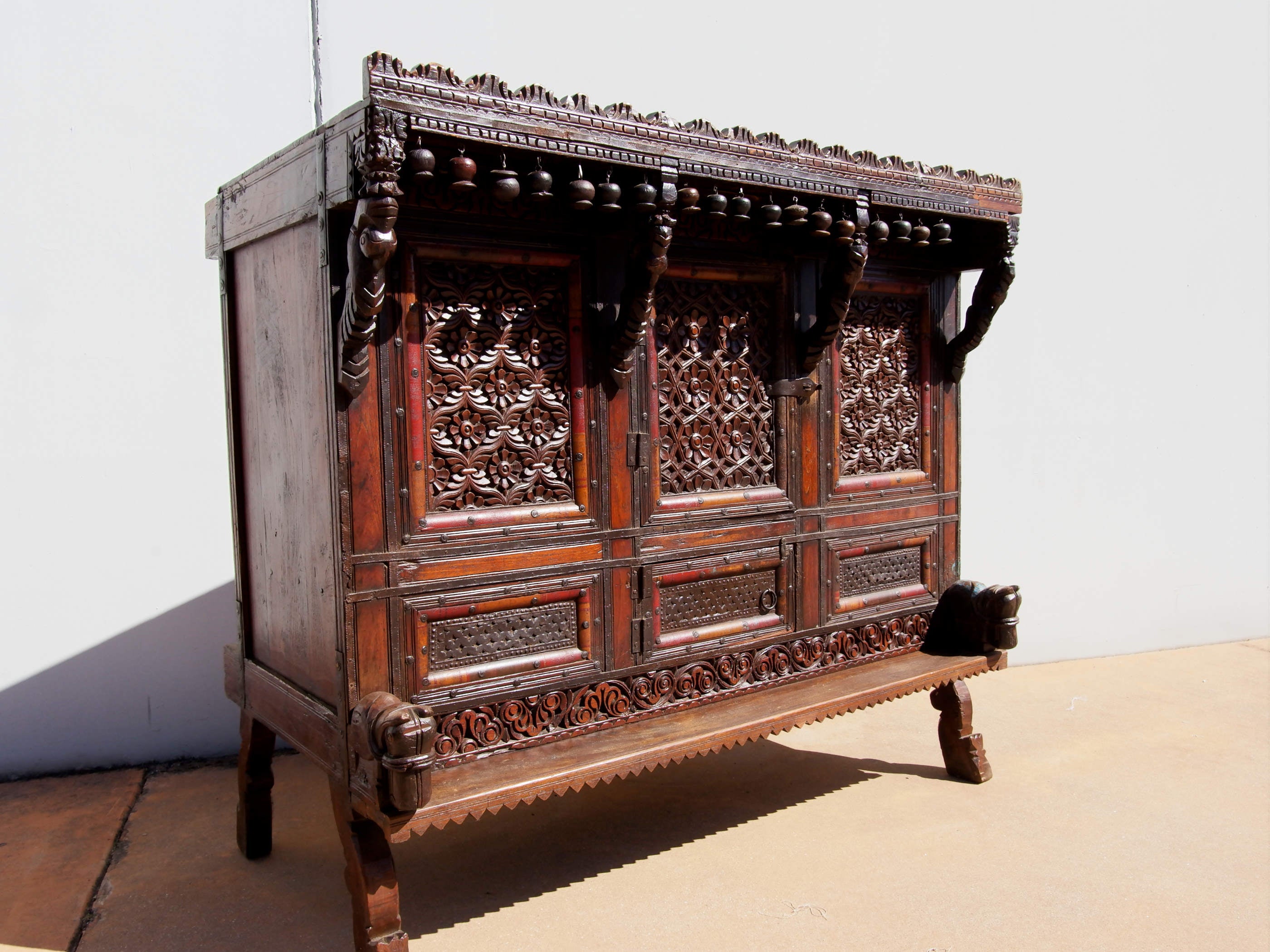 Damcja Indiana Tipica Credenza Del Nord Dell'India Con 2 Ante. Databile Primi '900, In Legno Di Teak, Perfettamente Autentica E Conservata. Autentica e unica nel suo genere , originale in ogni parte , nessun elemento è stato rifatto o sostituito . Mobile dispensa usato come mobile della sposa, era nelle haveli l'unico mobile della casa . Dimensioni 127x70xh116cm.