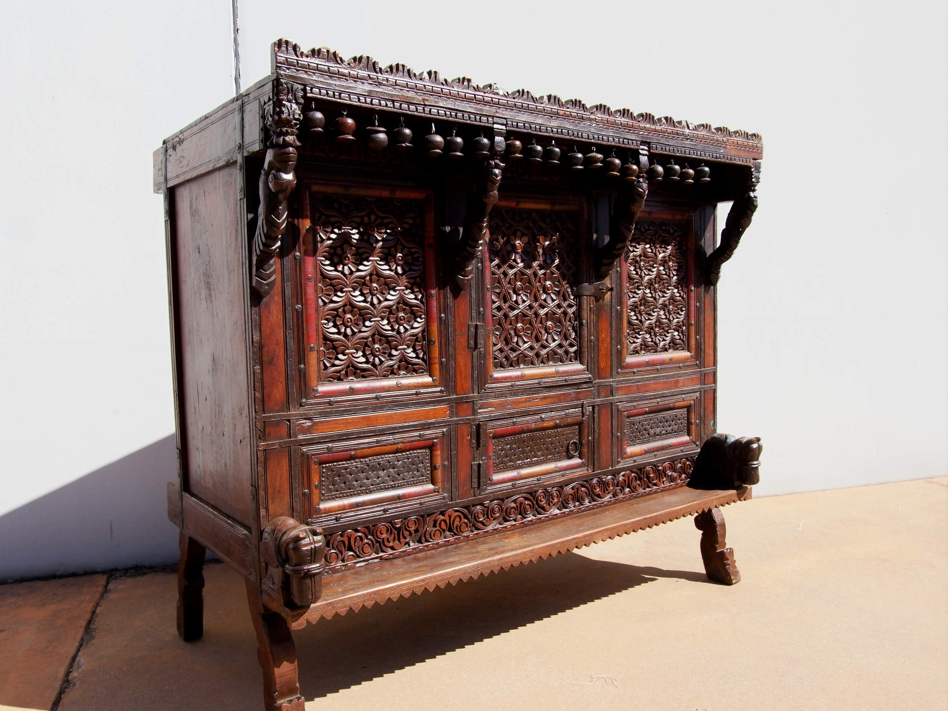 Damcja Indiana Tipica Credenza Del Nord Dell'India Con 2 Ante. Databile Primi '900, In Legno Di Teak, Perfettamente Autentica E Conservata. Autentica e unica nel suo genere , originale in ogni parte , nessun elemento è stato rifatto o sostituito . Mobile dispensa usato come mobile della sposa, era nelle haveli l'unico mobile della casa . Dimensioni 127x70xh116cm.