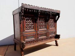 Damcja Indiana Tipica Credenza Del Nord Dell'India Con 2 Ante. Databile Primi '900, In Legno Di Teak, Perfettamente Autentica E Conservata. Autentica e unica nel suo genere , originale in ogni parte , nessun elemento è stato rifatto o sostituito . Mobile dispensa usato come mobile della sposa, era nelle haveli l'unico mobile della casa . Dimensioni 127x70xh116cm.