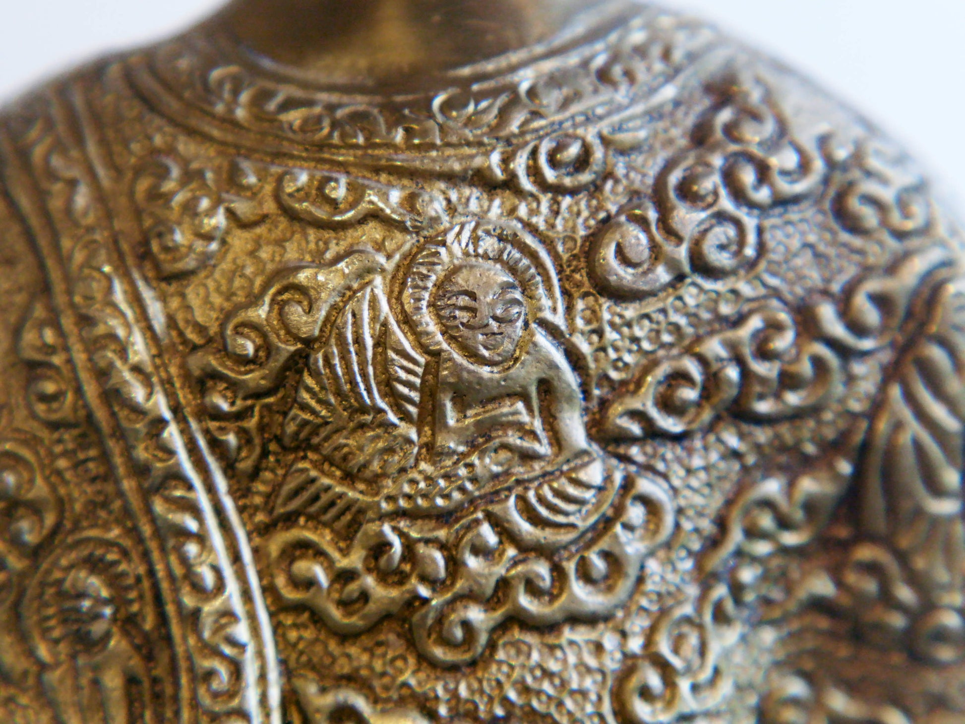 il Buddha è raffigurato con le gambe incrociate, i piedi posizionati allo stesso livello, con la pianta rivolta verso l’alto.