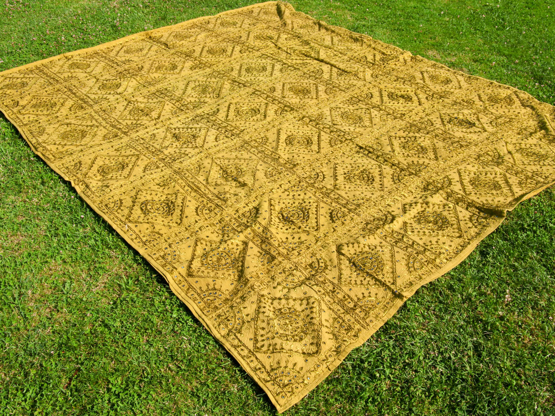 Telo Indiano in cotone doppio strato, ricamato tono su tono con specchietti,  di color verde. Può essere impiegato come copridivano, copriletto, tovaglia o tessuto da appendere a parete. Dimensioni 230x260cm