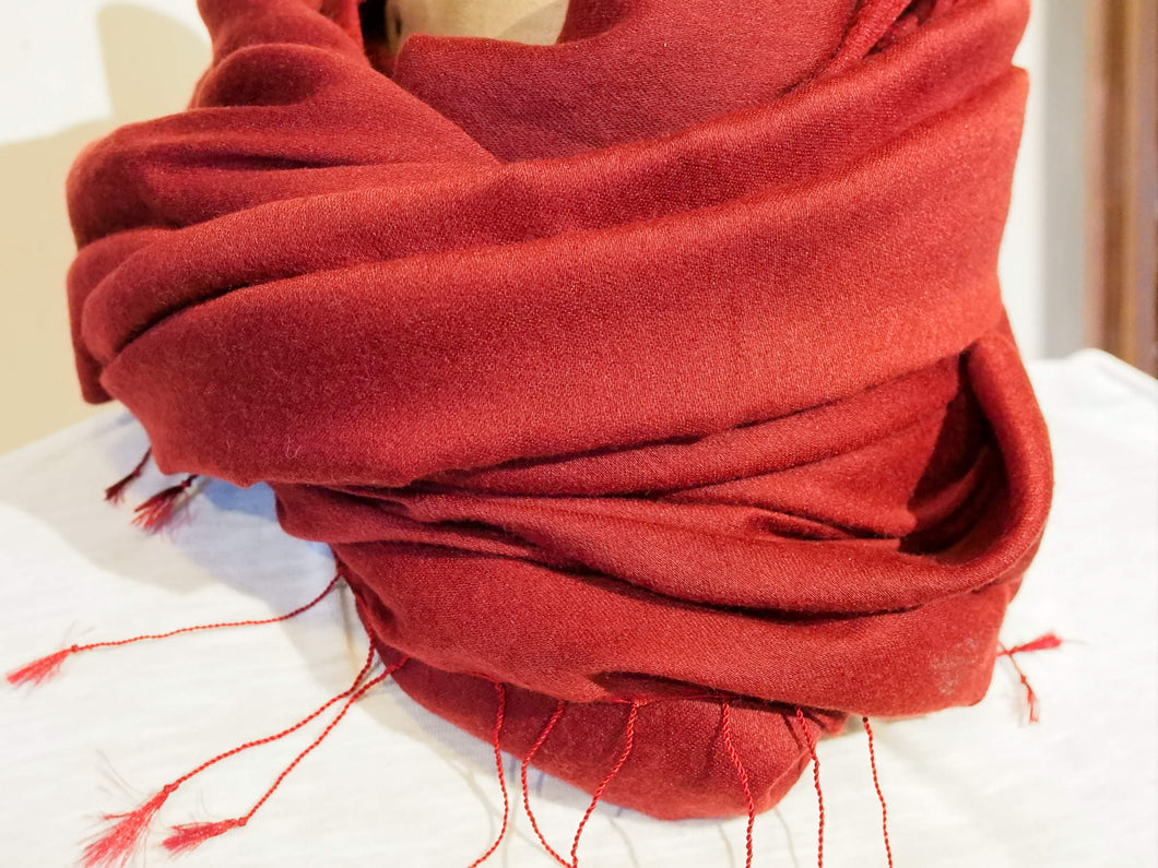 scialle in seta e lana di color rosso bordeaux.  pezzo unico.  peso 115 grammi, dimensioni 70x200cm.