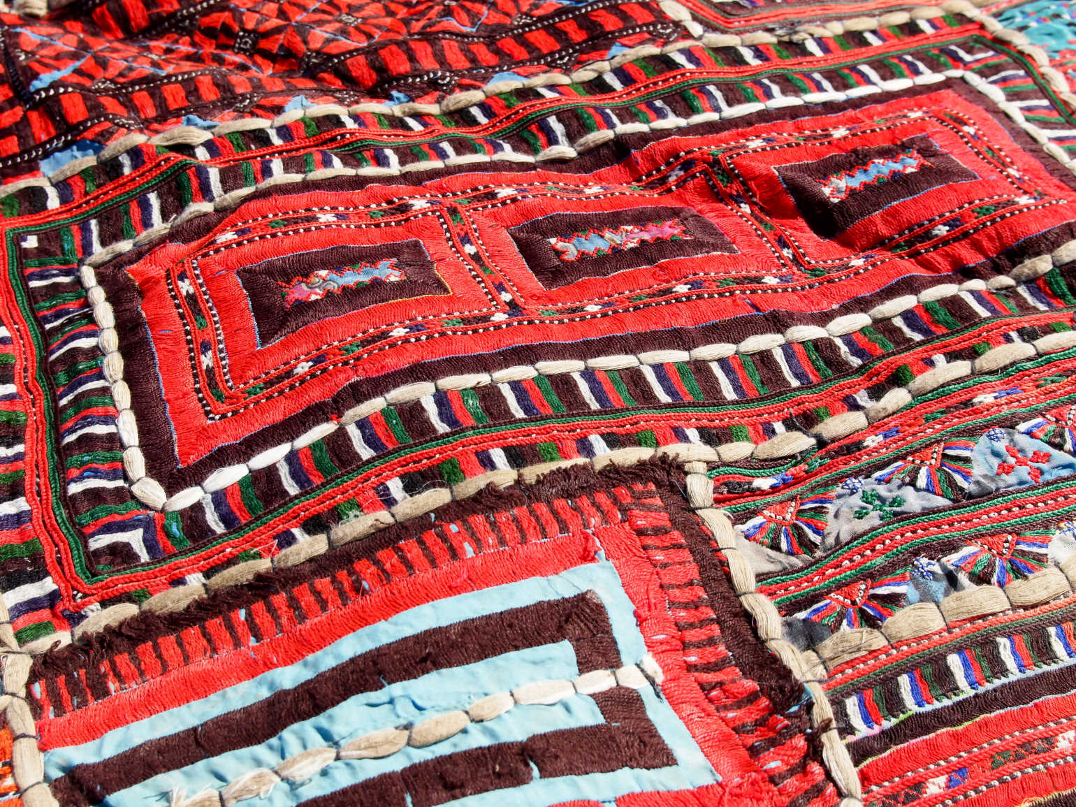 vecchio arazzo in cotone, lavorato artigianalmente a mano con tecnica patchwork.  per ogni pezzo ci possono volere mesi di lavoro sia per i ricami che per la ricerca di elementi, pezzi di tessuto antico, da abbinare all'arazzo.  tipici dell'india del nord, in Rajasthan  l'arazzo in casa è simbolo di fortuna e prosperità.  Pezzo Unico. Ideale come tessuto da appendere a parete ma si puo' impiegare anche come tappeto.    Dimensioni 100x180cm