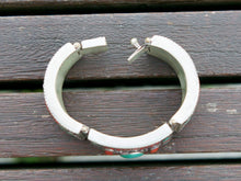 Carica l&#39;immagine nel visualizzatore di Gallery, bracciale in argento con turchese e corallo, cesellatura a rilievo. pezzo unico raro e di difficile lavorazione, parti a sbalzo, incastonatura.  altezza bracciale 4cm spessore massmo 0,5 cm peso 110 gr  per ulteriori info o foto mail info@etniko.it whatsapp 00393338778241
