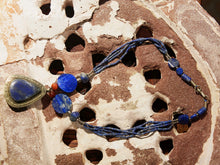 Carica l&#39;immagine nel visualizzatore di Gallery, collana indiana in lapislazzuli e argento . pendaglio antico 4 x 5 x 1 cm lunghezza collana escaluso pensaglio 24 cm  peso 72 gr