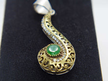Carica l&#39;immagine nel visualizzatore di Gallery, pendaglio in stile turco , arabo .  argento , agata  verde e zirconi  tutto originale ed autentico , lavorato artigianalmente fronte e retro  dimensioni  6x2cm  peso 12 gr 