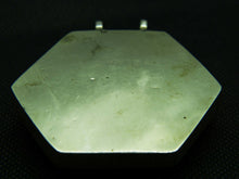 Carica l&#39;immagine nel visualizzatore di Gallery, vecchio pendaglio afgano in argento cesellato e lapislazzulo  pezzo unico databile seconda metà 900 , originale in ogni parte e lavorato artigianalmente.  spedizione italia  compresa  peso 70 gr  dimensioni 6 x 6,5 x 1 cm 