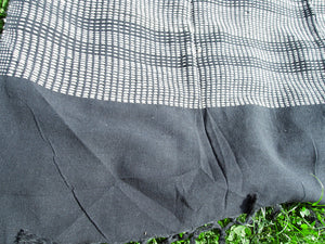 Telo Indiano di colore nero con ricamo bianco, può essere impiegato come copridivano, copriletto, tappeto, tovaglia o tessuto da appendere a parete. Dimensioni 122x160cm