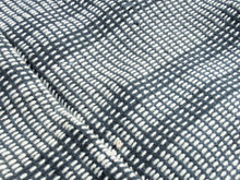 Carica l&#39;immagine nel visualizzatore di Gallery, Telo Indiano di colore nero con ricamo bianco, può essere impiegato come copridivano, copriletto, tappeto, tovaglia o tessuto da appendere a parete. Dimensioni 122x160cm