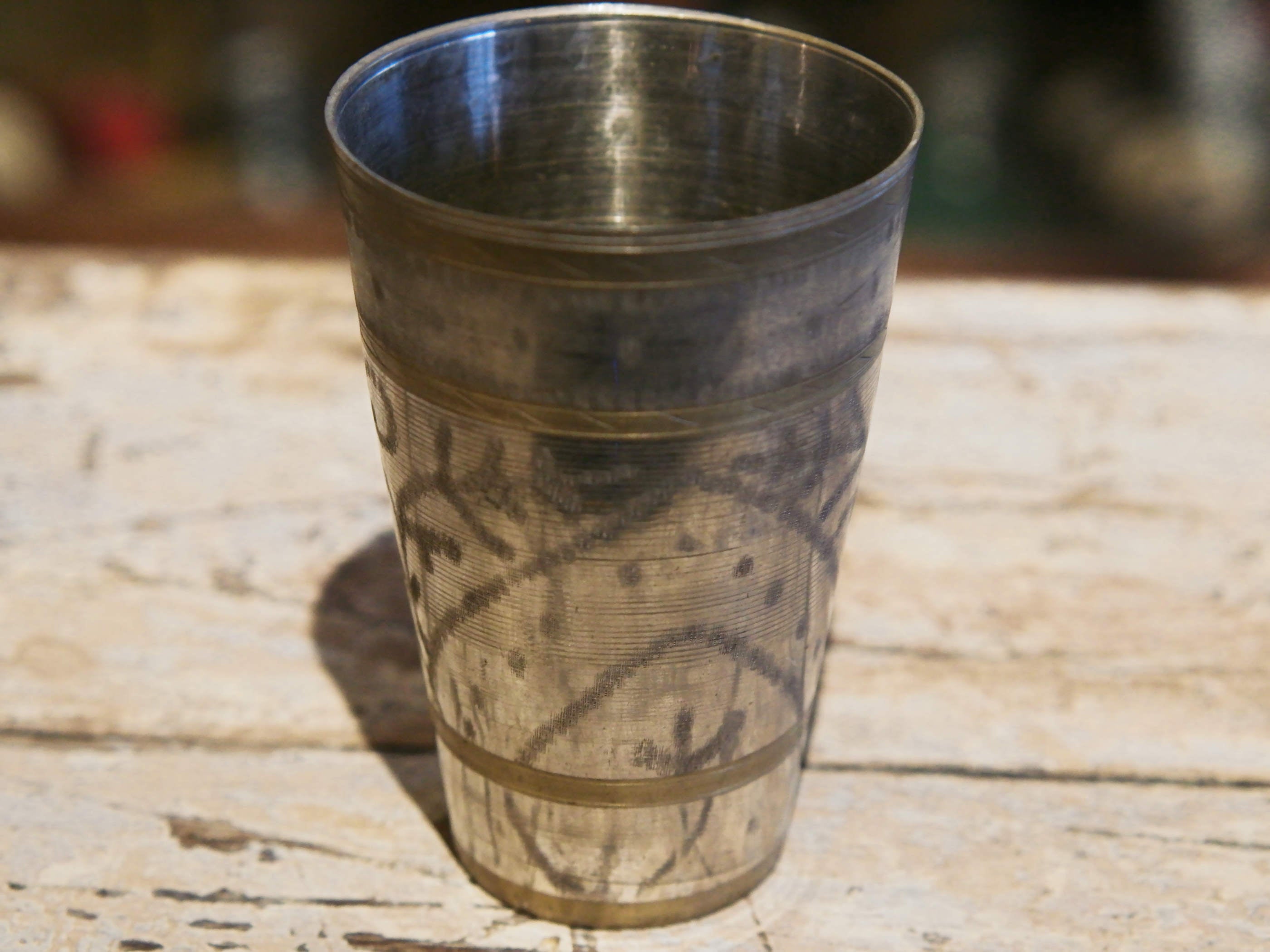Queste autentiche coppe di Lassi islamiche antiche dall'India sono splendidamente incise con fiori elaborati e calligrafia islamica rara. Ho più sul mio negozio e ognuno si sente come un pezzo di storia artigiana indiana originale. Pesante, robusto, splendido e unicov bicchiere che rende anche un bel vaso. Le Coppe di Lassi sono di ottone.