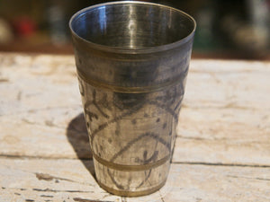 Queste autentiche coppe di Lassi islamiche antiche dall'India sono splendidamente incise con fiori elaborati e calligrafia islamica rara. Ho più sul mio negozio e ognuno si sente come un pezzo di storia artigiana indiana originale. Pesante, robusto, splendido e unicov bicchiere che rende anche un bel vaso. Le Coppe di Lassi sono di ottone.