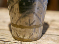 Queste autentiche coppe di Lassi islamiche antiche dall'India sono splendidamente incise con fiori elaborati e calligrafia islamica rara. Ho più sul mio negozio e ognuno si sente come un pezzo di storia artigiana indiana originale. Pesante, robusto, splendido e unicov bicchiere che rende anche un bel vaso. Le Coppe di Lassi sono di ottone.