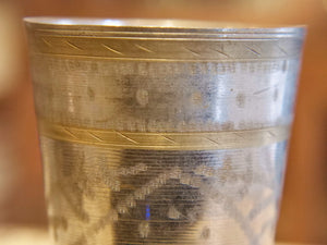 Queste autentiche coppe di Lassi islamiche antiche dall'India sono splendidamente incise con fiori elaborati e calligrafia islamica rara. Ho più sul mio negozio e ognuno si sente come un pezzo di storia artigiana indiana originale. Pesante, robusto, splendido e unicov bicchiere che rende anche un bel vaso. Le Coppe di Lassi sono di ottone.
