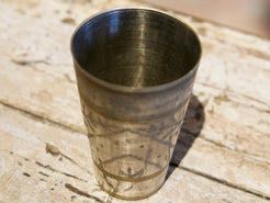 Queste autentiche coppe di Lassi islamiche antiche dall'India sono splendidamente incise con fiori elaborati e calligrafia islamica rara. Ho più sul mio negozio e ognuno si sente come un pezzo di storia artigiana indiana originale. Pesante, robusto, splendido e unicov bicchiere che rende anche un bel vaso. Le Coppe di Lassi sono di ottone.