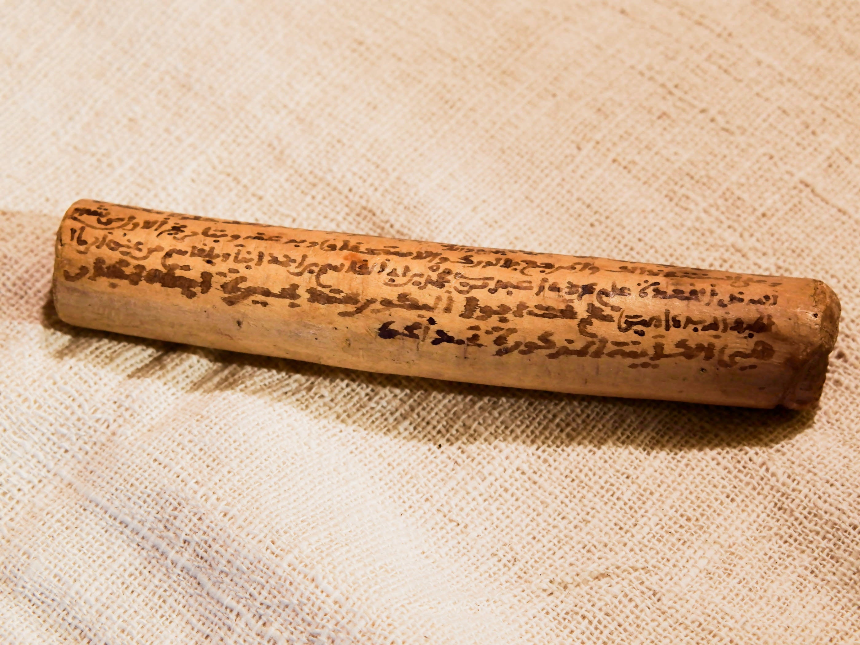 Antico Manoscritto su Tavoletta di Legno; Questo contratto riguarda l'acquisto di un terreno. Le Tavolette venivano Usate come dei veri e propri Contratti per l'Acquisto di Terreni, Beni Immobili o per il Matrimonio. E' un pezzo di Storia e di Cultura Araba.
