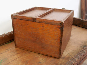 scatola costruita ed assemblata artigianalmente , databile prima metà 900 . tutta originale in ogni parte .