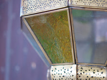 Carica l&#39;immagine nel visualizzatore di Gallery, Lanterna indiana in metallo lavorata artigianalmente, finemente decorata a traforo, con vetro multicolor e trasparente.  Disponibile anche nella versione con solo vetro trasparente. Con piccolo portacandele interno e gancio per appendere .    dimensioni diametro 25  h55  per info ed ulteriori foto info@etniko.it facebook / instagram / pinterest : etnikobycrosato 0039 3338778241