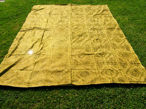 Telo Indiano in cotone doppio strato, ricamato tono su tono con specchietti,  di color verde. Può essere impiegato come copridivano, copriletto, tovaglia o tessuto da appendere a parete. Dimensioni 230x260cm