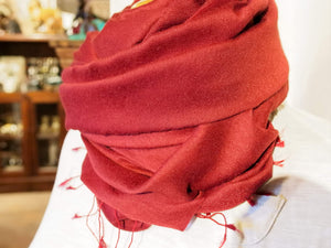 scialle in seta e lana di color rosso bordeaux.  pezzo unico.  peso 115 grammi, dimensioni 70x200cm.
