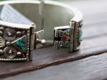 Carica l&#39;immagine nel visualizzatore di Gallery, bracciale in argento con turchese e corallo, cesellatura a rilievo. pezzo unico raro e di difficile lavorazione, parti a sbalzo, incastonatura.  altezza bracciale 4cm spessore massmo 0,5 cm peso 110 gr  per ulteriori info o foto mail info@etniko.it whatsapp 00393338778241
